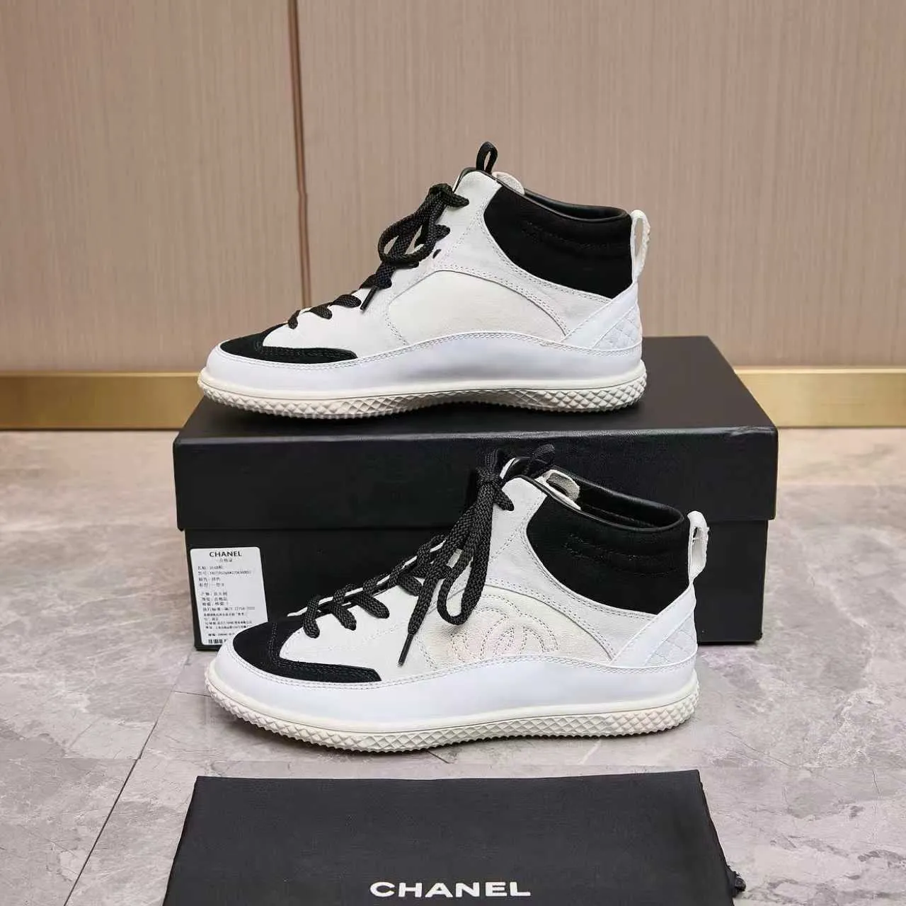 Men's men's shoes pP660! Chanel Chanel - 2025 counter top casual sneakers This classic design; the upper is electro-embroidered with a variety of techniques; the outsole is fashionable and sporty; the unusual inclusion of a variety of color matching elements... The diversified mix and match is very beautiful and versatile, casual, fashionable, sports and outdoor can be taken into account... ꫛꫀꪝ Go➫ Materials: ❶Upper is made of: original imported mercerized leather cow suede ❷Inner lining: original imported breathable sheepskin lining ❸Outsole is based on: original TPU combination outsole, full set of boutique packaging for women 35–41